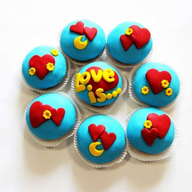 Капкейки "Love is..." купить - старыйоскол.сладкоежкин.рф